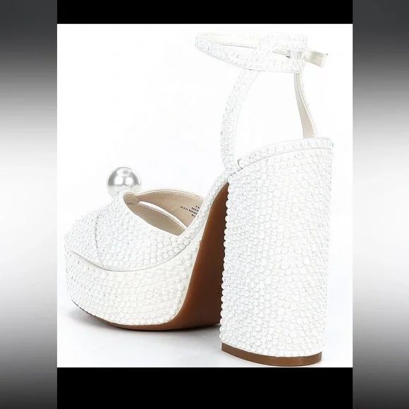 While pearl heels - Picture 2 of 7